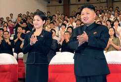 Bản tin NLĐ ngày 26- 11: Triều Tiên ra lênh dân phải cắt tóc theo chuẩn Kim Jong-un và phu nhân
