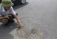 Xuất hiện clip ghi lại cảnh tạt hóa chất phá hoại Quốc lộ 1