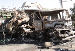 Tài xế và bé gái 3 tuổi tử vong khi xe tải bốc cháy