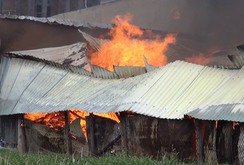 Cháy xưởng gỗ, nguy cơ lan sang nhà dân