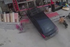 Video xe “điên” đâm nát nhà hàng đông người