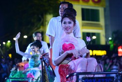 Ghi nhanh: Đêm áo dài rực rỡ trên phố đi bộ Nguyễn Huệ