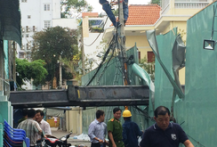 Cần cẩu đổ sập trúng trường mầm non, trẻ thoát chết trong gang tấc