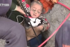 Video cứu bé trai rơi xuống giếng sâu 90 m