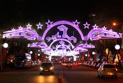 Đường phố TP HCM rực rỡ ánh đèn đón chào năm mới 2017