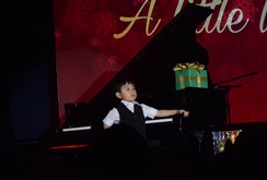 Bản tin NLĐ ngày 21-12: Thần đồng piano Evan Le biểu diễn trên phố đi bộ Nguyễn Huệ