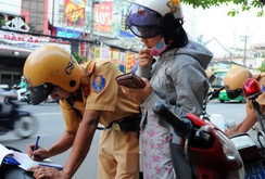 Bản tin NLĐ ngày 16-11: Cảnh sát giao thông không được dừng xe chỉ để kiểm tra chính chủ