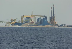 Bản tin NLĐ ngày 26-8: Trung Quốc lấy cát của Philippines xây đảo ở biển Đông