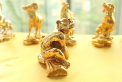 Bản tin NLĐ ngày 15-1: Linh vật khỉ mạ vàng thu hút người mua