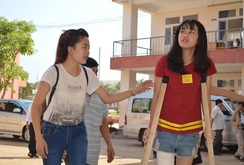 Ngày đầu tiên cô gái bị cưa chân trở lại trường học