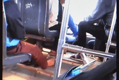 Chở hàng chục hành khách, tài xế xe buýt vừa lái xe vừa đánh bài