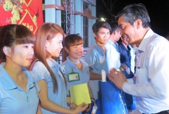 LĐLĐ TP HCM: Hơn 30 ngàn vé xe và quà cho công nhân về quê ăn Tết