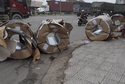 Hàng chục tấn tôn rơi từ xe đầu kéo xuống đường