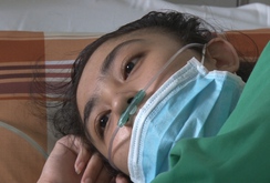 Trao tiền của bạn đọc giúp đỡ chị Lê Thị Thanh Thùy