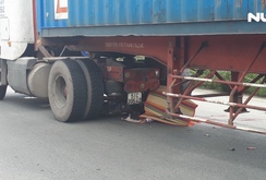 Xe đầu kéo cuốn xe máy vào gầm, 1 người chết tại chỗ