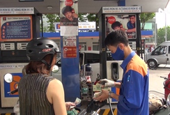 Ghi nhanh: Xăng E5 bắt đầu được bán đại trà ở TP HCM