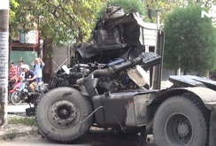 Xe đầu kéo tông xe máy, 1 người chết, 2 người bị thương