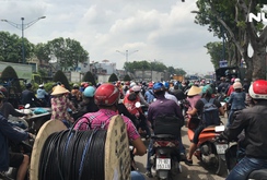 Cửa ngõ Tây Bắc TP HCM kẹt cứng từ sáng tới trưa