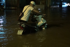 Ghi nhanh: Người Sài Gòn lại vật vã vì triều cường dâng cao