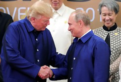 Clip: TT Donald Trump và TT Vladimir Putin bắt tay tại APEC 2017