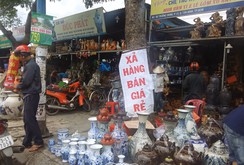 Ghi nhanh: Nhộn nhịp mua bán hàng thanh lý dọc đường Trường Chinh