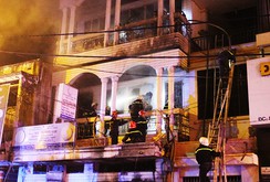 Giải cứu 7 người mắc kẹt trong đám cháy lớn lúc nửa đêm