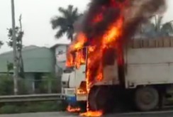 Clip: Xe tải cháy ngùn ngụt trên đại lộ Thăng Long