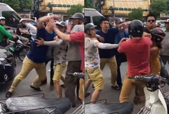 Khởi tố vụ án, tạm giam 2 thanh niên đánh người nước ngoài giữa phố