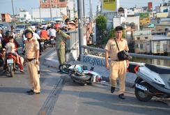 2 thanh niên đi xe máy rơi xuống kênh, 1 người tử vong