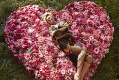 Bản tin đặc biệt cuối tuần 15-7: Ngắm ca sĩ Miley Cyrus dịu dàng và nữ tính