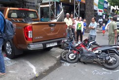 Ô tô "điên" đâm hàng loạt phương tiện giữa giao lộ