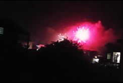 Dân tự phát đốt pháo tại Lao Bảo