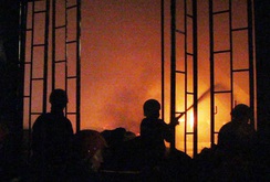 Xưởng vải bốc cháy ngùn ngụt trong đêm