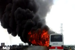 Xe khách 50 chỗ cháy ngùn ngụt trên cao tốc