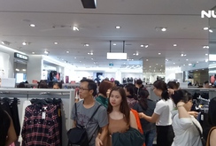 Ghi nhanh: Hàng ngàn người chen nhau mua sắm ngày “Thứ Sáu đen”