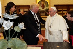 Giáo hoàng Francis thân thiện tiếp Tổng thống Donald Trump