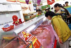 Ghi nhanh: Giá thịt heo Vissan giảm thật sốc, người dân xếp hàng tranh mua