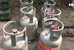 Phát hiện gần 1000 bình gas sang chiếc lậu cất giấu trong rừng trúc