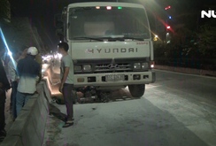 Xe tải cuốn xe máy vào gầm bốc cháy, đôi vợ chồng thương vong