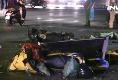 Xe bán tải tông hàng loạt xe máy, 2 người chết, nhiều người bị  thương