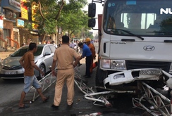 Xe tải ủi bay 30 mét dải phân cách, người đi đường bỏ chạy tán loạn