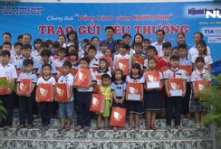 200 phần quà tặng các em học sinh khó khăn