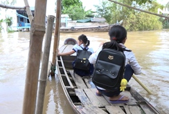 Đảm bảo cho học sinh đầu nguồn lũ đến trường an toàn