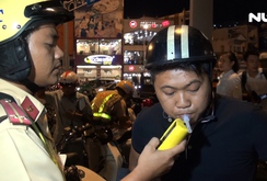 Nhiều người có nồng độ cồn vượt mức cho phép tại ngã tư Hàng Xanh