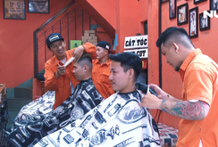 Ghi nhanh: “Ngôi nhà màu cam” hớt tóc miễn phí cho người nghèo và tài xế xe ôm