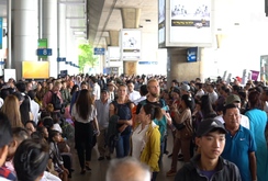 Ghi nhanh: Ngột ngạt cảnh chen chúc đón Việt kiều ở sân bay Tân Sơn Nhất