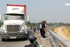 Xe container lao sang làn đường ngược chiều, suýt “bay” khỏi cầu