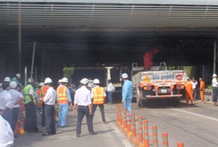 Xe tải tông sập mái che đầu hầm Thủ Thiêm, TP HCM kẹt xe nghiêm trọng