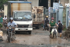 Ghi nhanh: Đường hẻm đầy “ổ trâu” và nỗi khổ của người dân