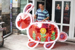 Ghi nhanh: Gia đình hơn 50 năm làm lồng đèn khổng lồ